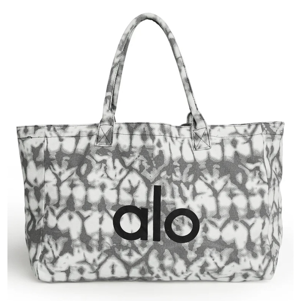 Alo tote bag Carry-it-all in style with the Tie Dye Shopper.